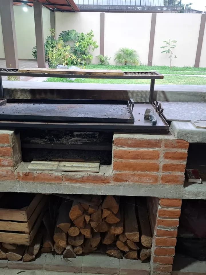 Asador de obra para leña o carbón, con parrilla y plancha