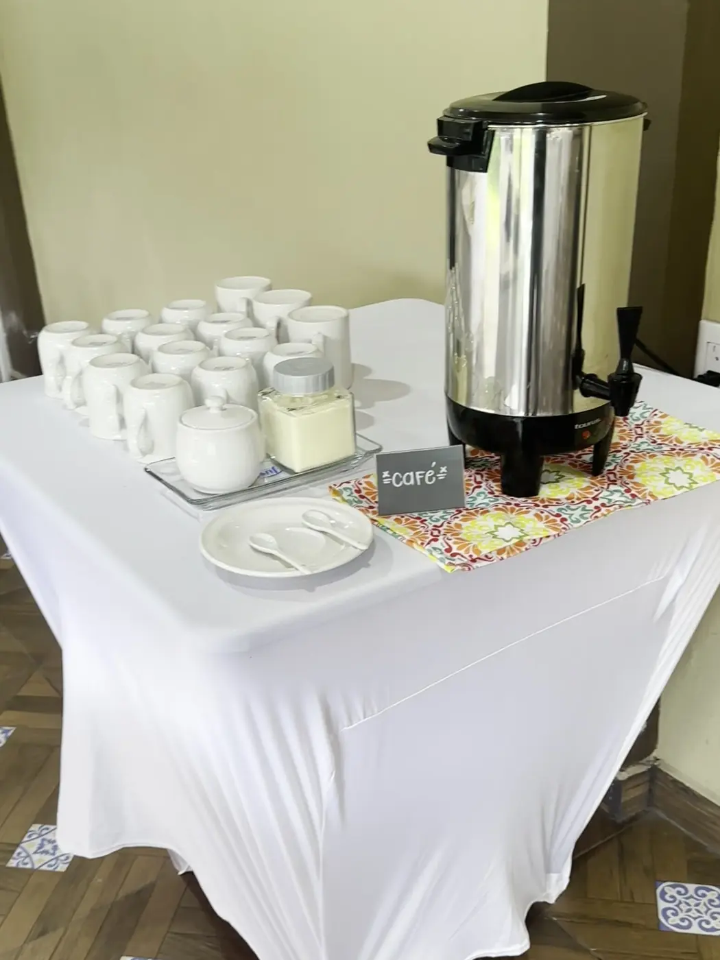 Estación de café de olla con tazas y la cafetera