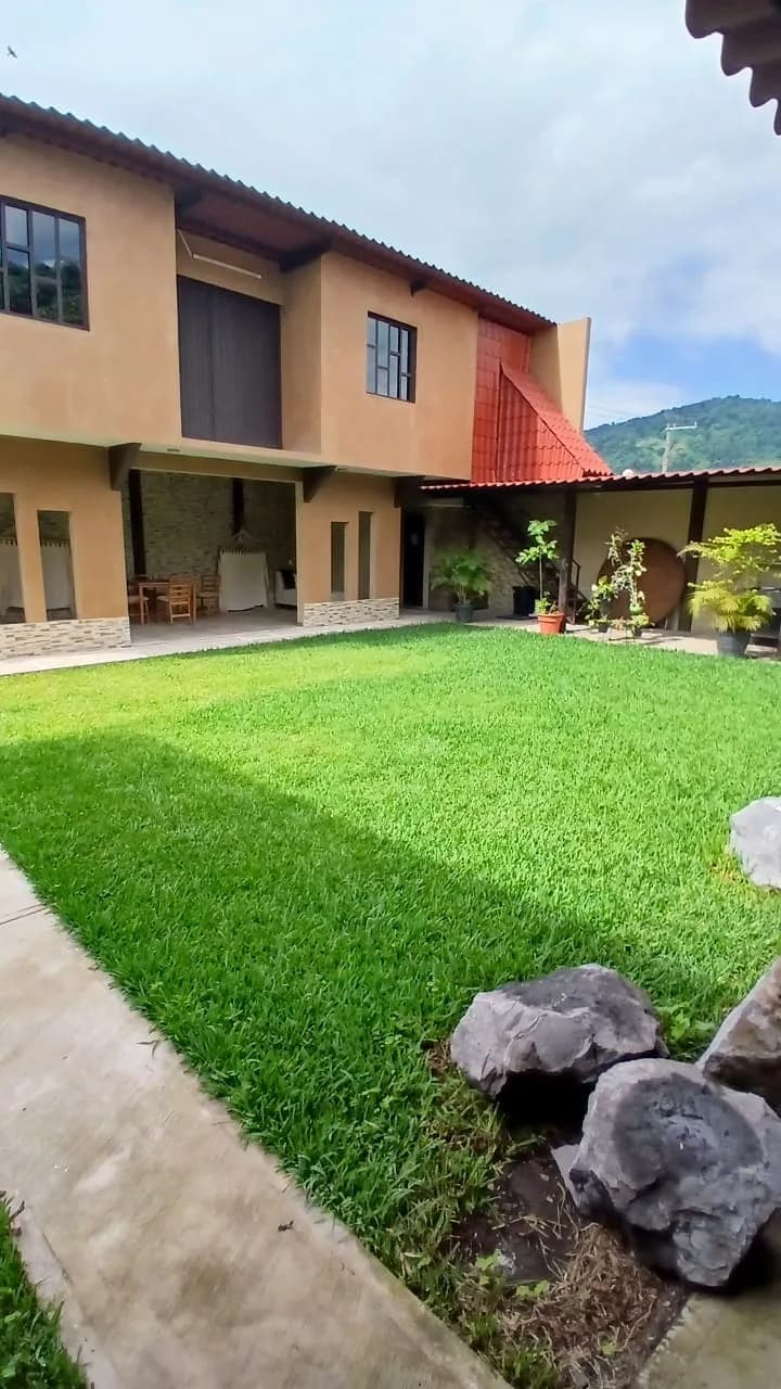 La finca de dos pisos en terracota frente al jardín