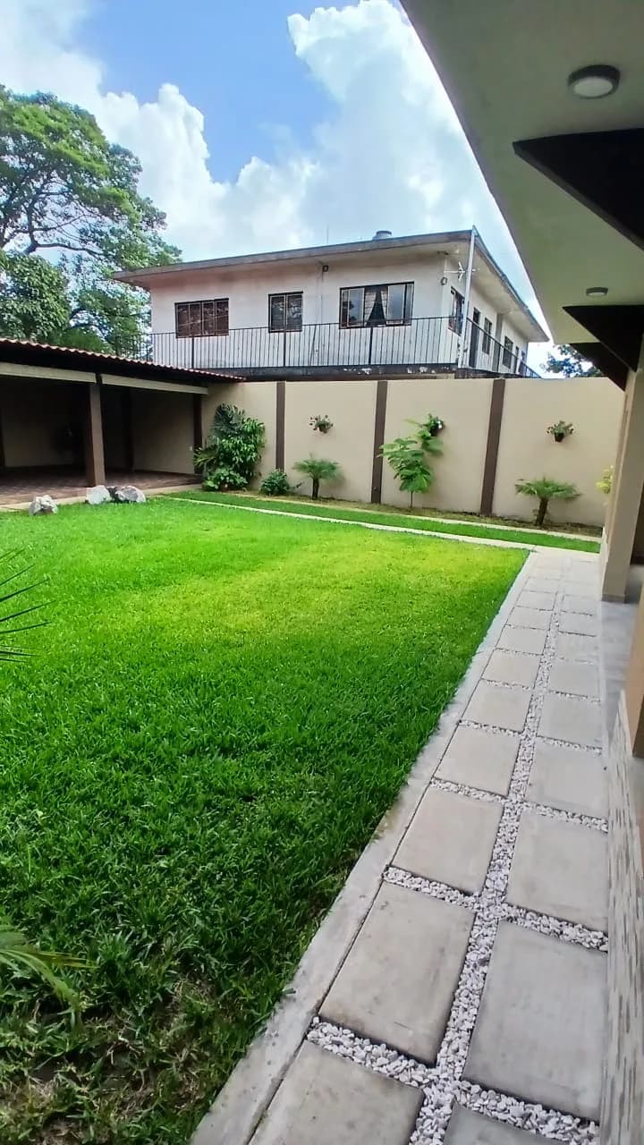 El jardín con pasto y cielo azul